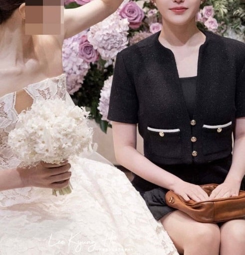 결혼식 사진 딱 한 장인데 화제..시선 쏠린 여가수 하객룩