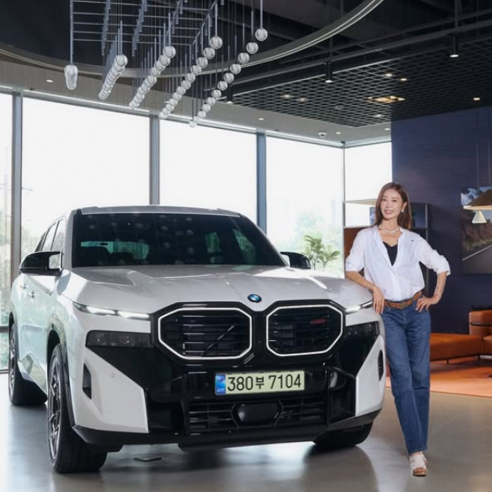 “연예계 최고령 산모” 47세 한다감, 출산 앞두고 받은 차가 ‘2억 BMW’