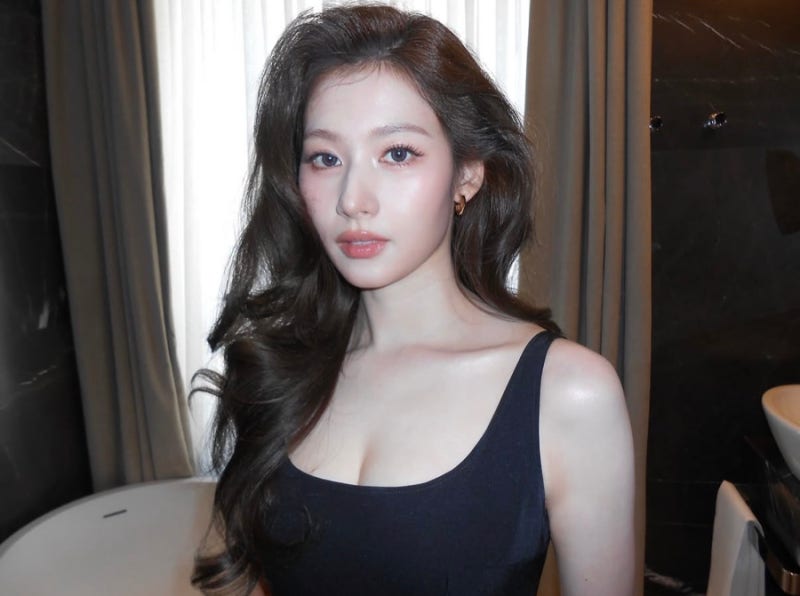 「人形かと思った」TWICEサナ、プラダSS27ブラックドレスルックの正体