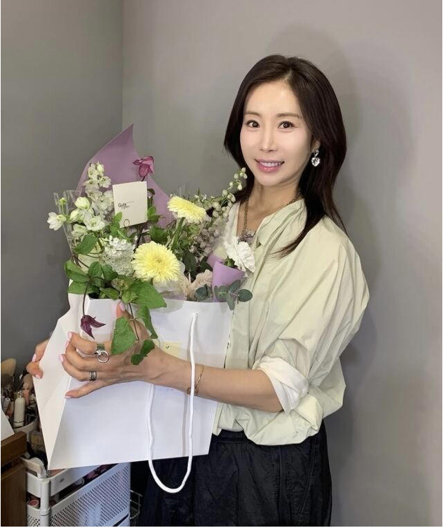 [이슈] "기적이 찾아왔어요" 배우 한다감, 46세 나이에 첫 아들 출산! 연예계 최고령 맘 등극 (....