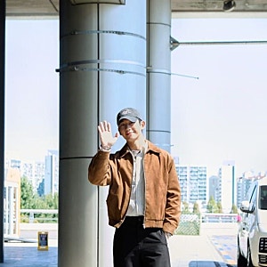 정해인 공항패션 재킷, 10만원대 마인드브릿지 스웨이드 블루종