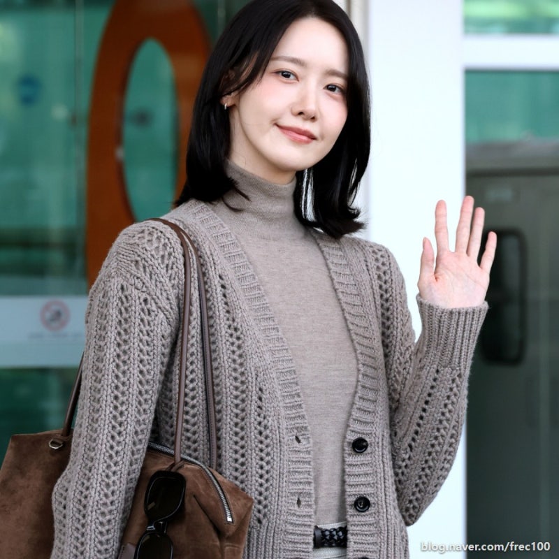 윤아 공항패션 편해보였는데 1000만원이 넘는다고?! 막스마라 옷에 가방까지 풀착장