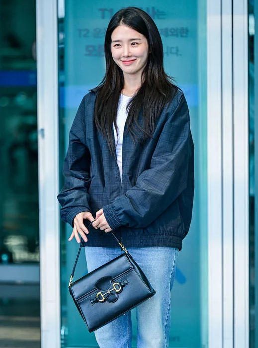 편해 보이는데 전부 명품이라는 박규영 출국 아이템 정체