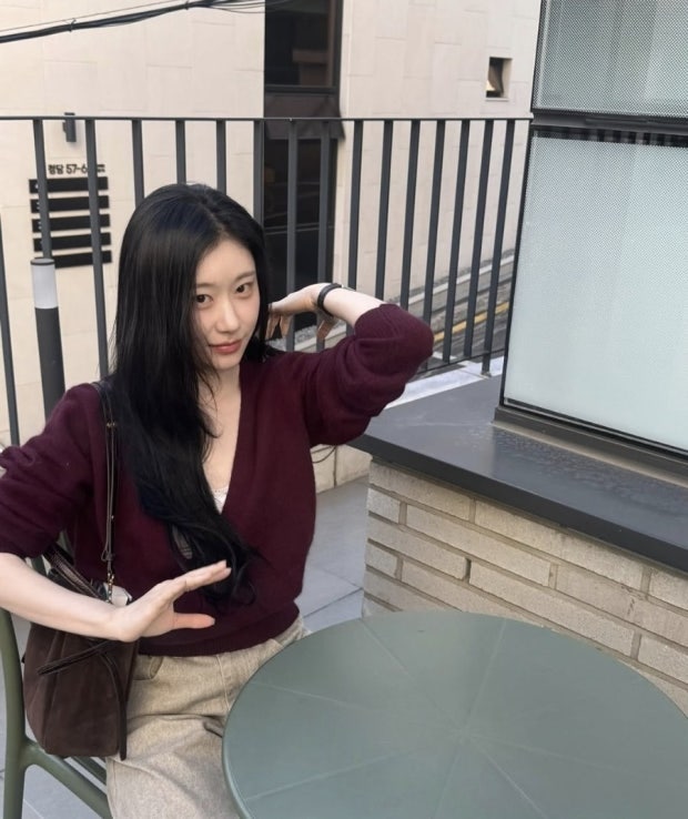 채령 딥브이넥 니트 어디꺼?｜프라다맛 ‘명치넥’ 3가지
