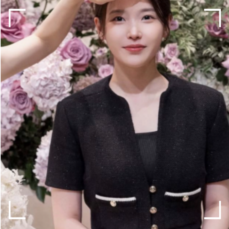 사진 한 장 떴을 뿐인데...아이유 하객룩 ‘어디 거냐’ 반응 나온 이유