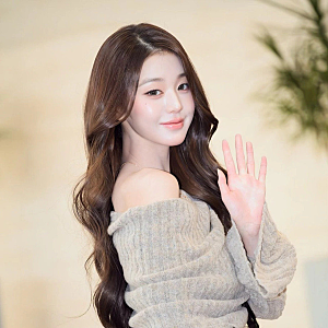 "이날 너무 예뻐.." 장원영 공항룩 니트 어그 가방 어디꺼?