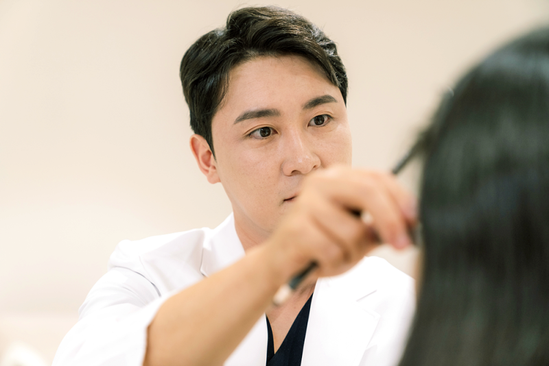 대구탈모치료병원, 환절기 머리 빠짐 강한 자외선도 영향이 있을까?