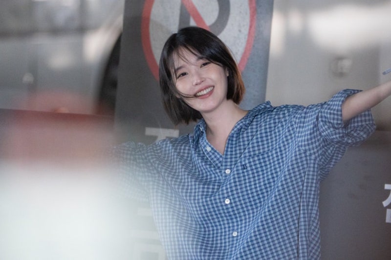 입었다 하면 난리나는 아이유 체크 셔츠