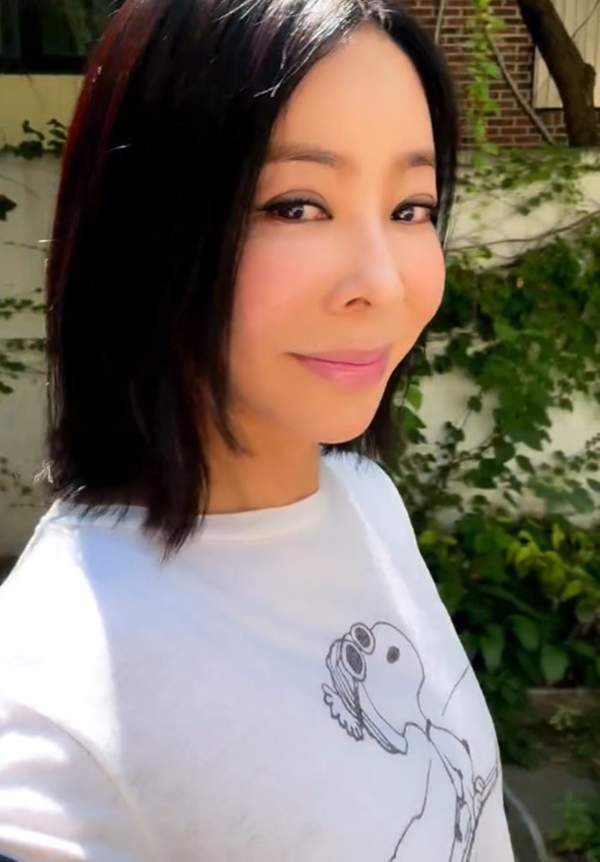 이혜영, 화려한 꽃 장식에 환한 미소! 폐암 수술 딛고 '6년 추적검사 졸업' 후 전한 밝은 근황