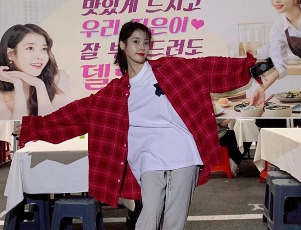 "단추 3개 남을 때까지 입더니…" 아이유, 또 포착된 '최애' 체크셔츠
