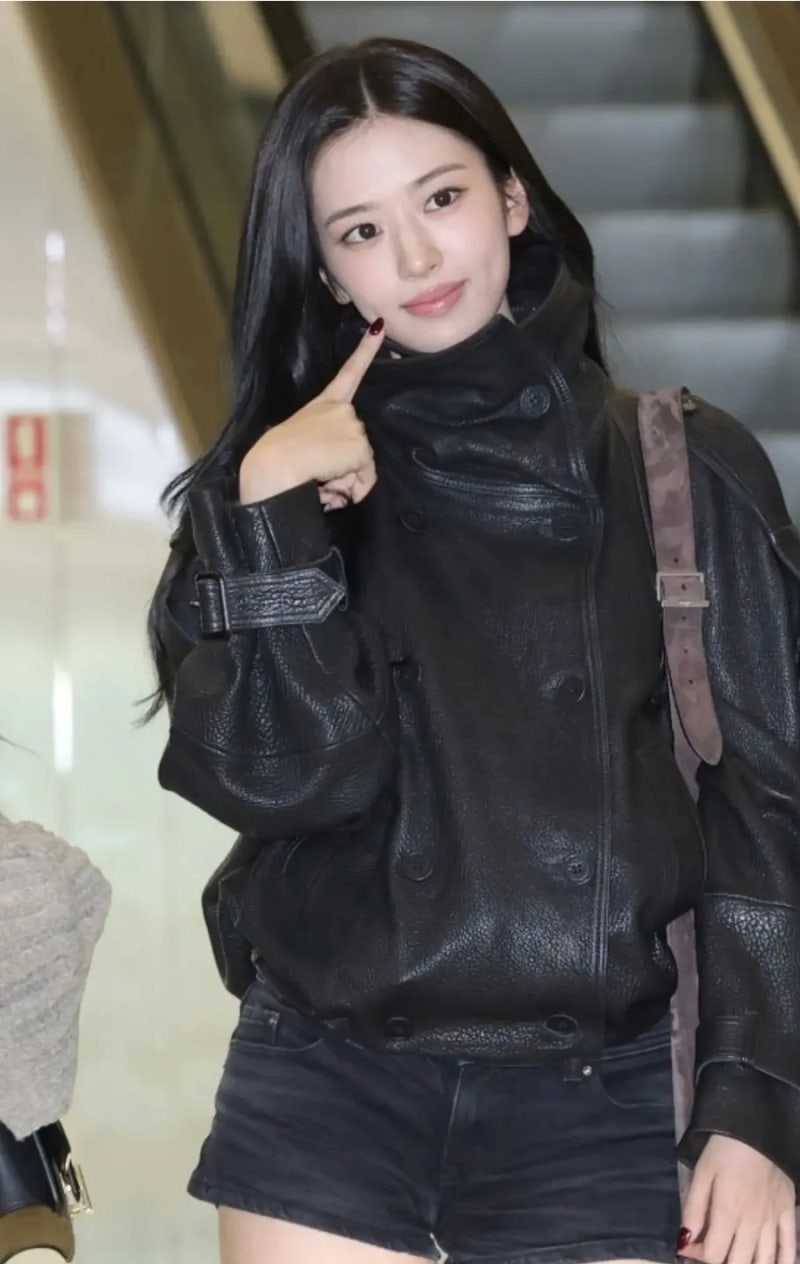 안유진 공항패션, 가죽 재킷에 쇼츠를 입었는데…전체 코디를 바꾼 건 ‘이 길이’였습니다