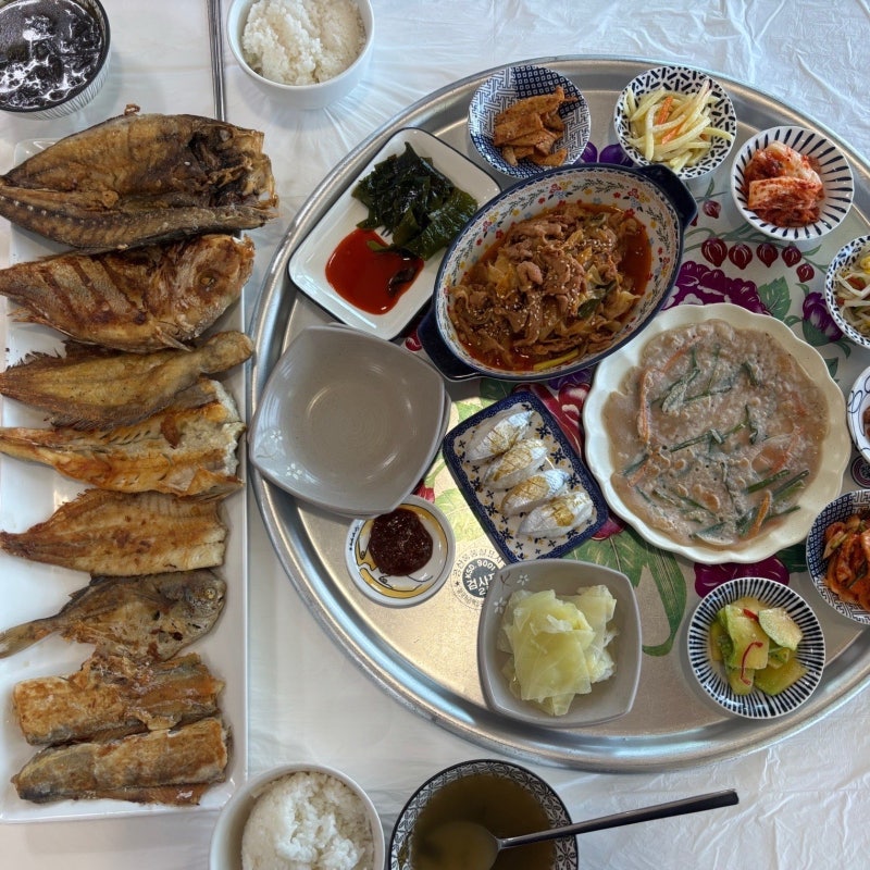 【済州安徳グルメ】魚7種類がたっぷり！コスパ最高の定食「済州ハルマンパプサン山房山本店」