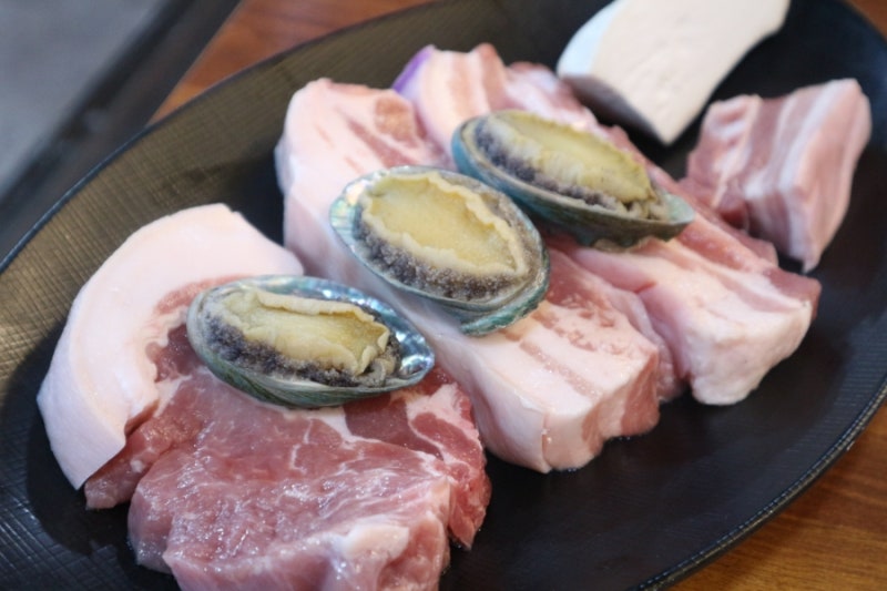 서귀포 올레시장 흑돼지 맛집 서귀포해뜨는집, 숯불로 구워 더 맛있는 흑돼지와 전복구이 후....