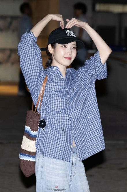 아이유 옷장에 체크 셔츠 몇 장 있는 거야..? 또 입고 나왔는데 벌써 품절