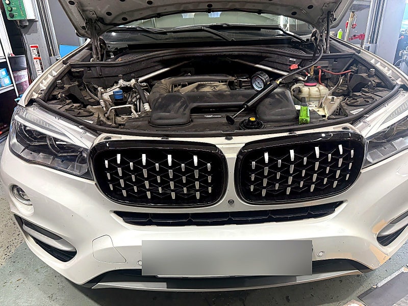 순천 BMW X6 냉각수 부족 경고등, 흡기 아래 파이프가 새고 있었습니다 (H모터스)