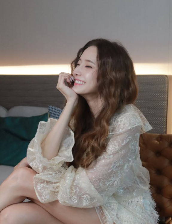 172cm 원조 바비인형 한채영, 샤넬백에 미니스커트까지 우아한 근황