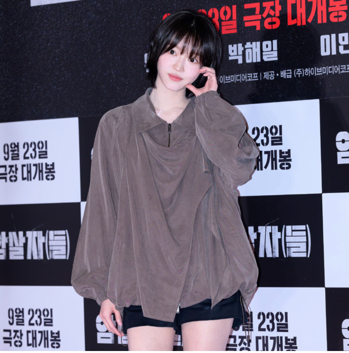 "시사회 등장하자마자 난리 난 숏컷 미모.." 오마이걸 유아의 루에브르(LOEUVRE) 점퍼 착장 코디
