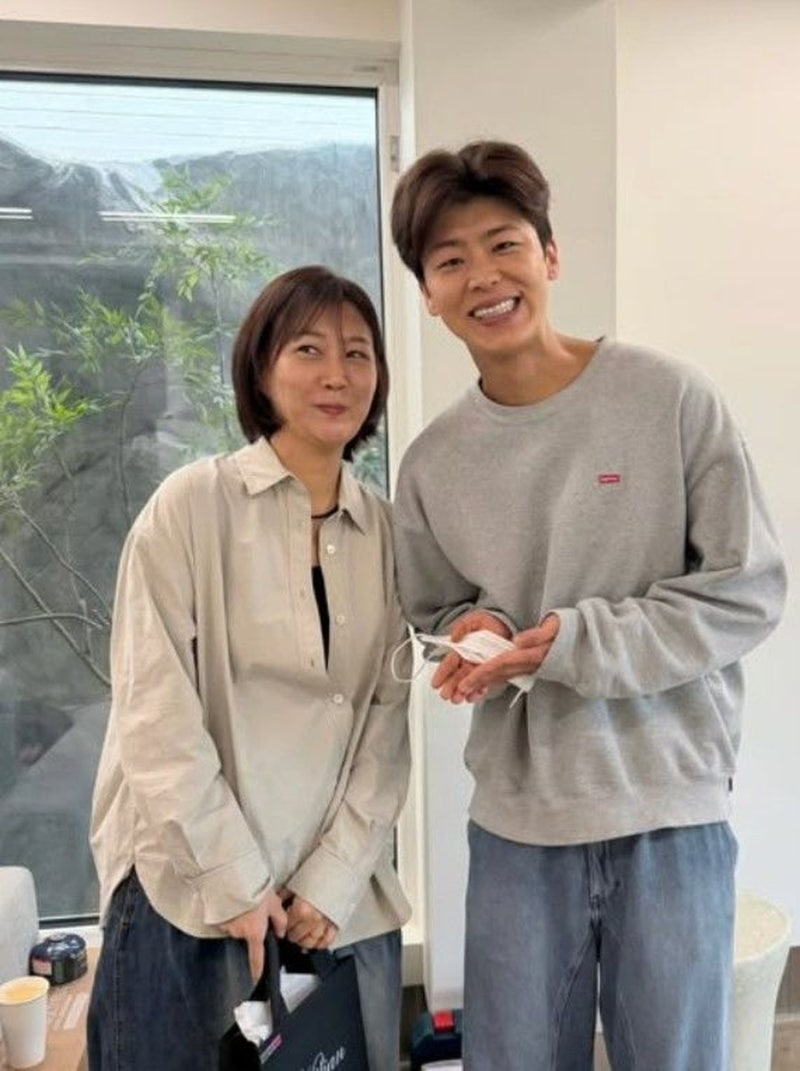 가수 장윤정, 박지현 등 후배들 깜짝 방문에 ‘함박웃음’