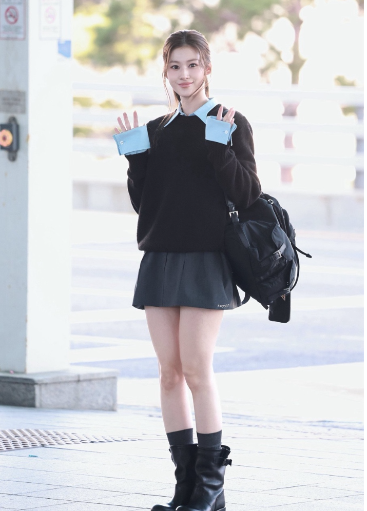 「実物を見て大騒ぎ」TWICEサナの空港ファッション！プラダのシャツ、ニット、スカートの着用情報