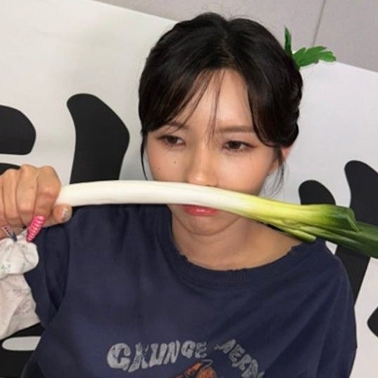 "야채를 피하던 소연이 대파까지 한입..." 아이들 소연, 1위 공약 지킨 야채 먹방 약속