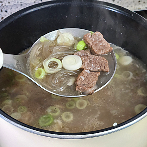 국거리용 소고기 이렇게 활용해보세요, 뼈 없는 초간단 순살갈비탕 레시피