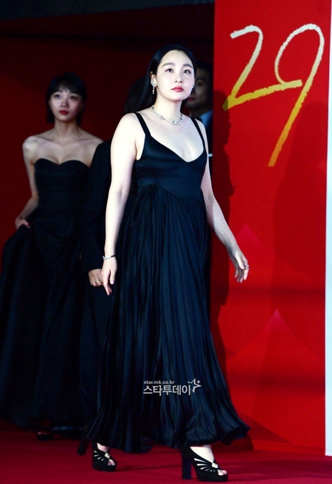 김민하, 런던 패션쇼 속 버버리 레더 자켓 코디 분석