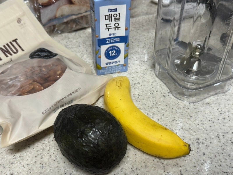 아보카도 바나나 스무디 만들기｜꾸덕하고 포만감 좋은 다이어트 스무디 레시피