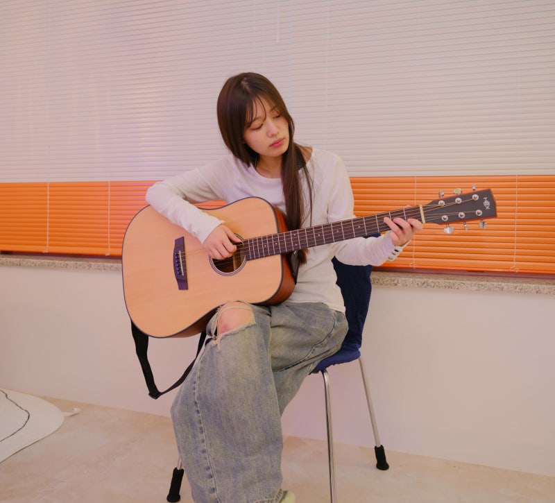 오늘은뮤직 안산점 기타 레슨, 수강생이 기타 지판을 짚으며 연습하는 모습