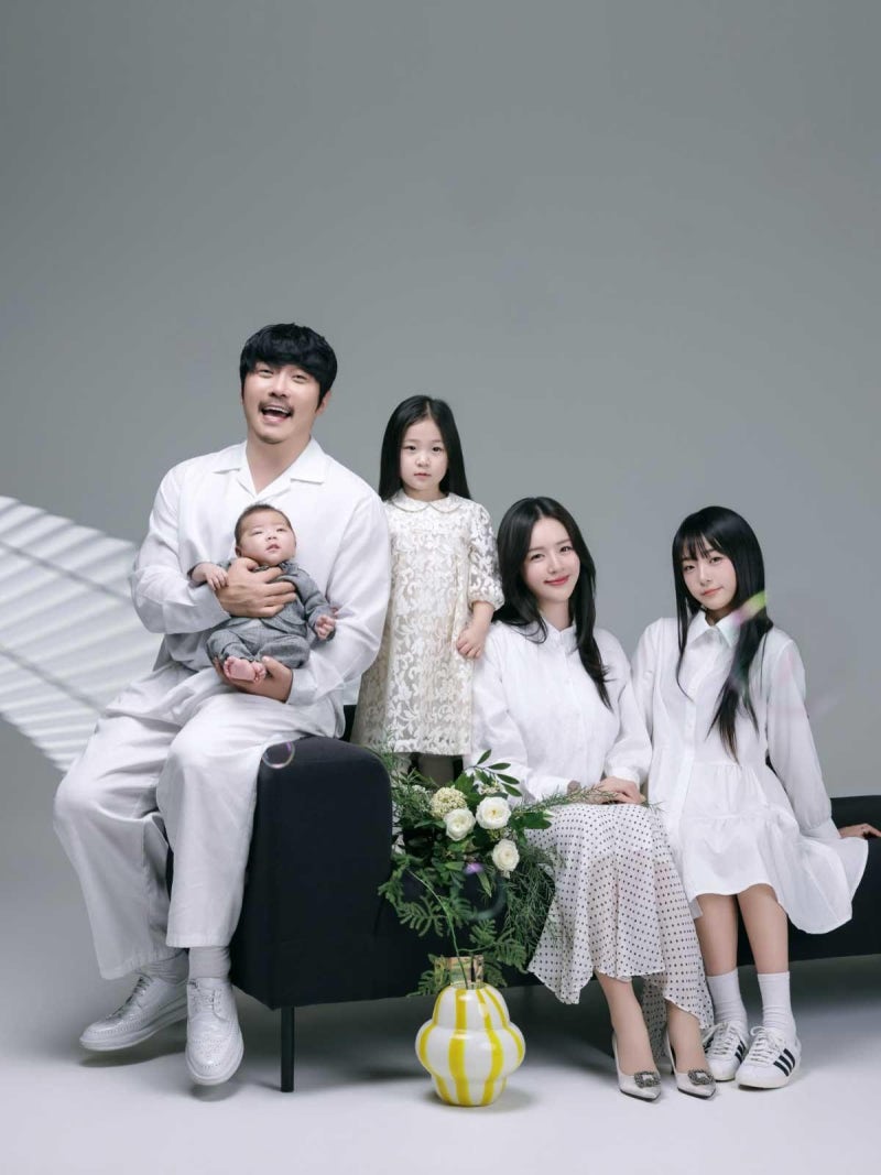 “14년 만에 아내와 결혼식”…세 아이 아빠 KCM, 딸과 타고 나온 ‘1억대 패밀리카’ 정체