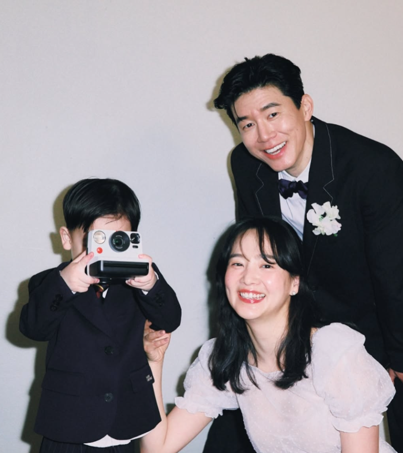 영화같은 김무열-윤승아 연애스토리, 11주년 리마인드 웨딩 사진과 아들 정보 동안 외모 등