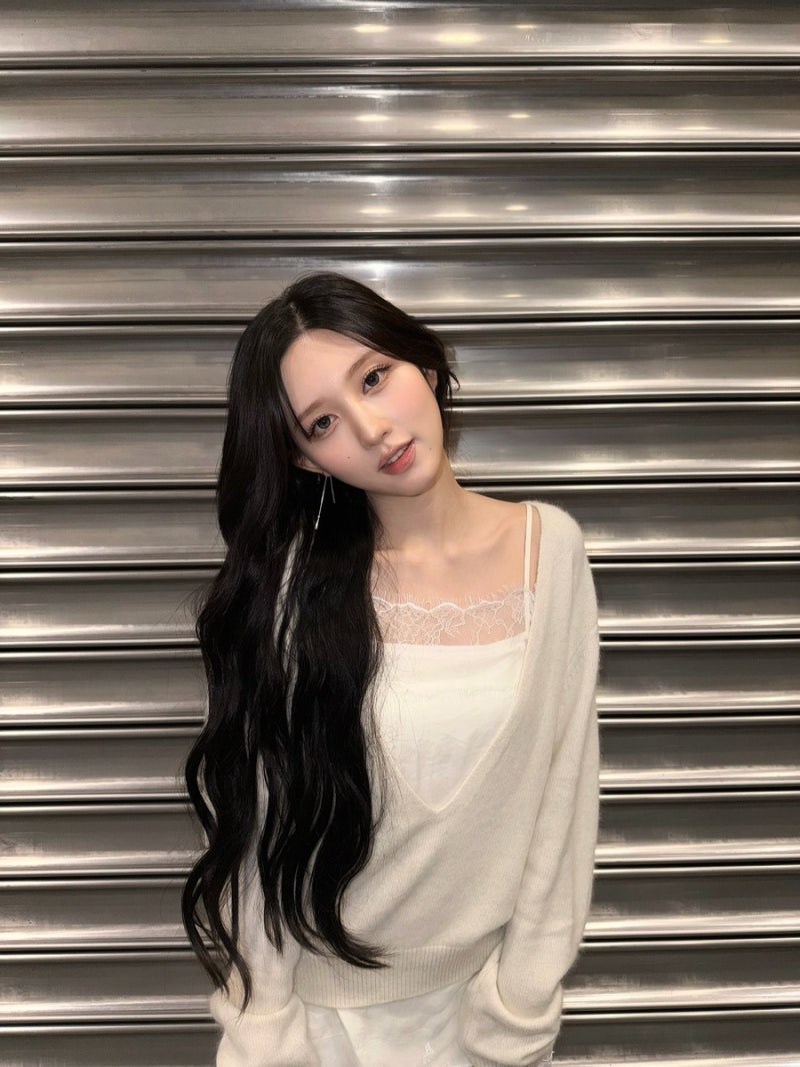 엄마들이 좋아하는 청순 가을 코디? 아이브 가을 딥브이넥니트&레이스원피스 착장 정보