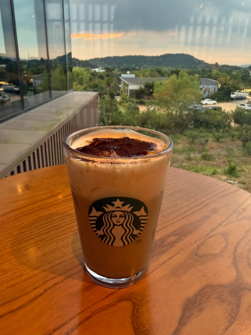 '스타벅스 블랙글레이즈드라떼'만 마셨다면 몰랐을 맛… '텐퍼센트 솔티 글레이즈드 라떼' ....