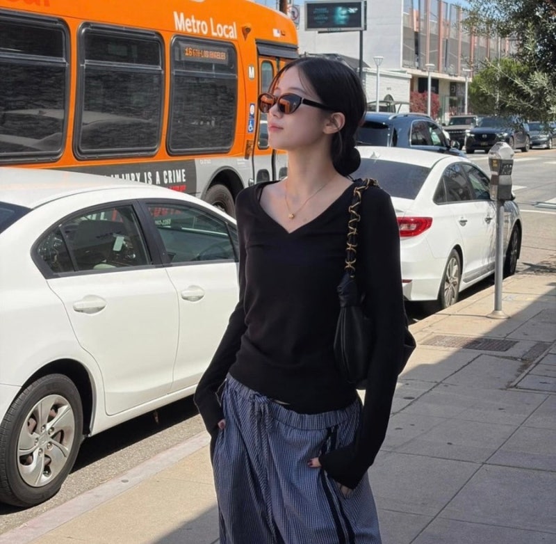 카즈하 데일리룩 | 블랙 브이넥 힙한 꾸안꾸 코디 추천