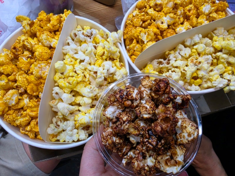 수지 롯데몰 롯데시네마 간식 초코탄팝콘 맛보기 100원 영화 인턴 쿠키영상