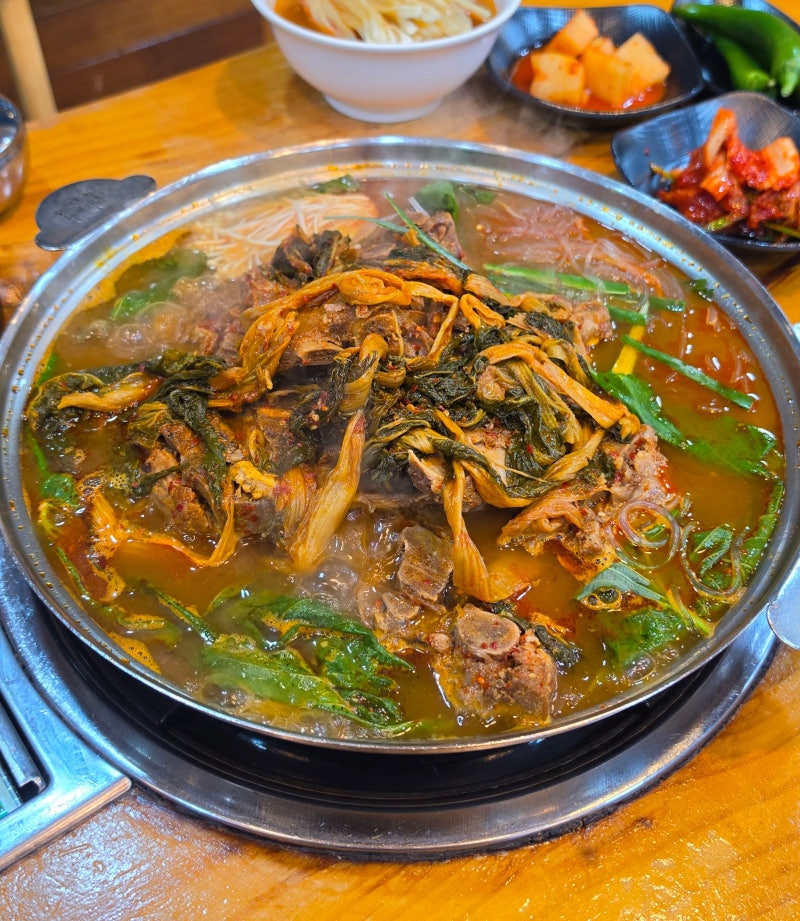 Mannagamjatang, a Local's Favorite Pork Bone Soup Restaurant Near Jangsan Station in 좌동, Haeundae