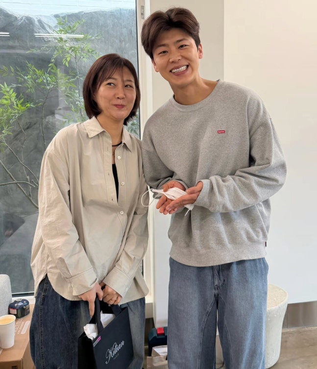 가수 장윤정, 후배 박지현 깜짝 방문에 함박웃음.. 추석 선물 전한 사연은?