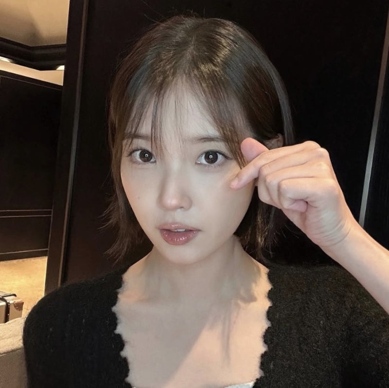 단발병 유발자 아이유, 이번엔 입은 가디건까지 품절 대란?