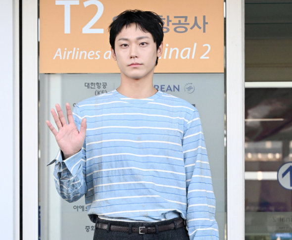 "Why Does It Look Like Old Clothes When He's Wearing Over 10 Million Won?" The Reason Lee Do-hyun's Airport Fashion Became Such a Hot Topic