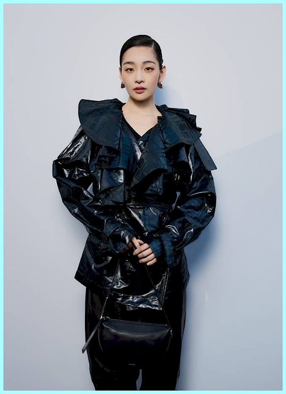 런던 버버리 패션쇼, 김민하의 올 블랙 레더 스타일링