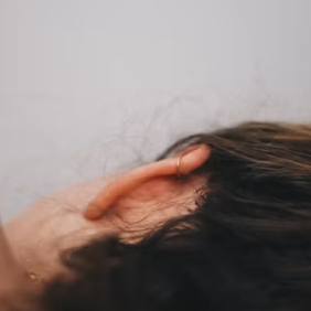 귀에서 자꾸 바스락거리는 소리, 단순한 귀지 문제일까