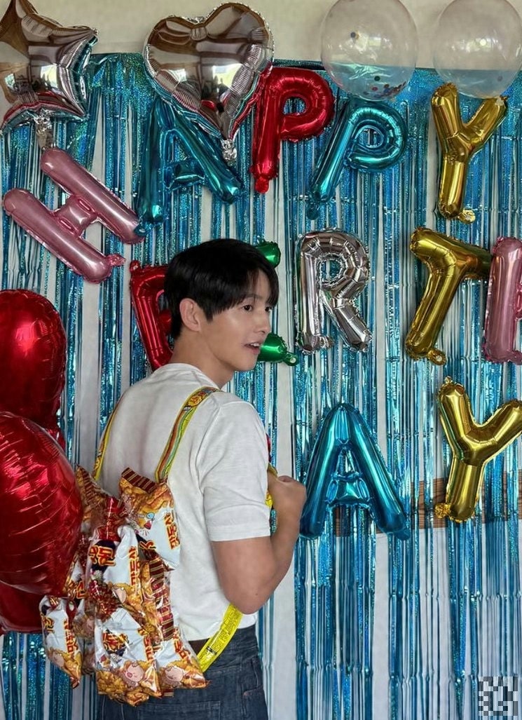 宋仲基41歲生日那天背的那個包包，知道真相後會讓你笑翻
