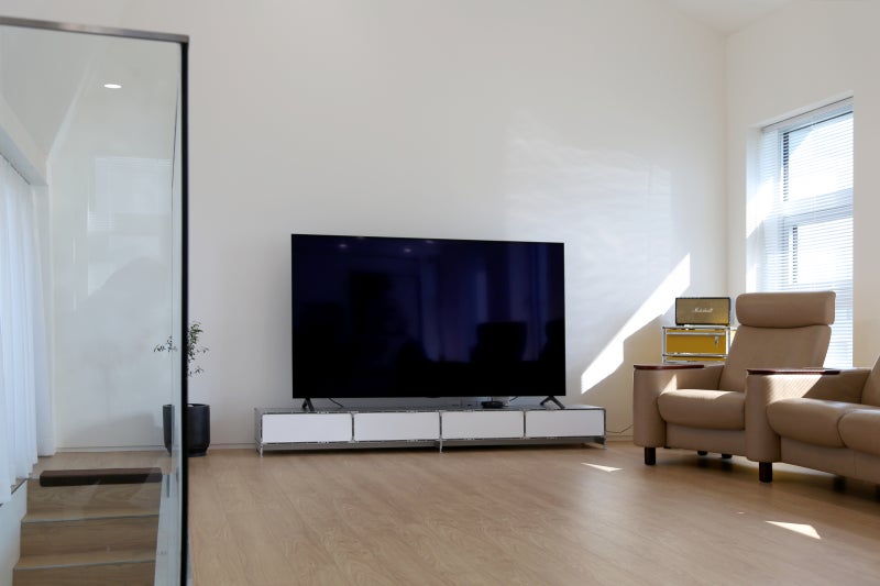 큰 TV 아래, 가장 낮은 거실장_알루미늄 모듈가구