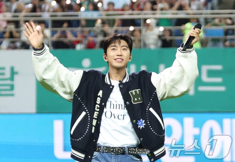 김호중, 자숙 중에도 3연속 1위…팬카페 직접 글 남겼다
