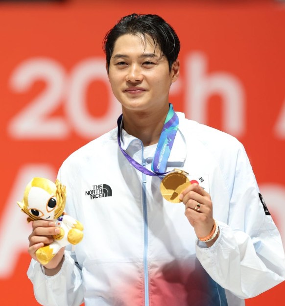 "발목 꺾이고도 4연속 득점 대역전!" 펜싱 오상욱 아시안게임 2연패… 시련 딛고 쓴 '괴물 검....