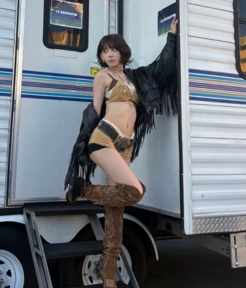 LE SSERAFIM's Sakura Heats Up US Festival: Her Defined Abs Revealed Under a Leather Jacket
