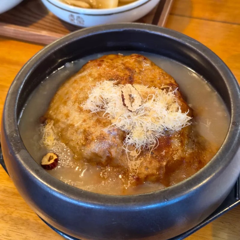 [진주 ]걸쭉한 국물에 고소한 누룽지를 얹은 삼계탕으로 몸보신....