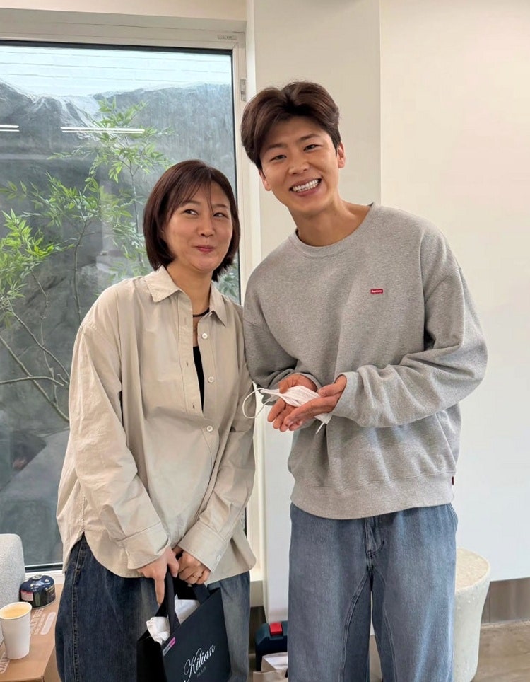 장윤정 사무실 찾은 박지현과 후배들, 추석 선물에 숨기지 못한 미소