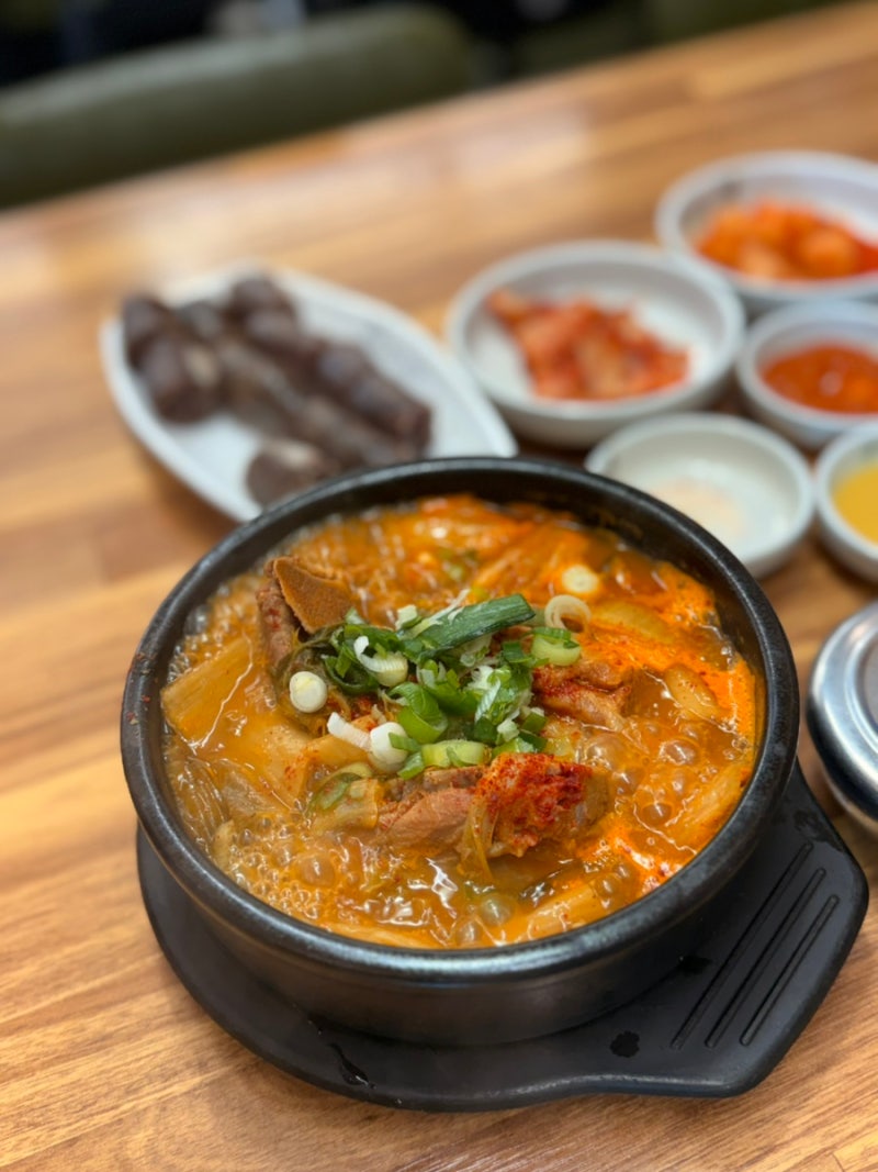 想找新村24小時馬鈴薯排骨湯酒館？平安道食堂新村店的排骨醒酒湯和半份血腸評論