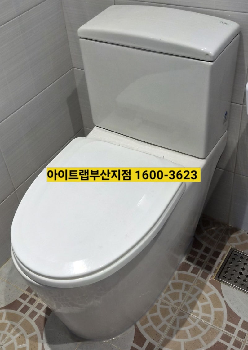 화장실 냄새의 원인은 양변기에서 올라오는 암모니아 냄새일 수 있습니다