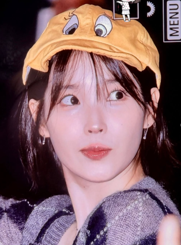 "단 1장만 존재하는 레전드 하객룩?" 신부 옆에 앉은 아이유 하객 패션의 반전